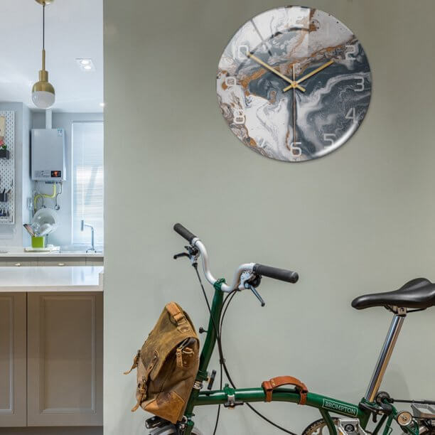 Vægur i marmorlook Ø30 cm – lydløst og elegant design