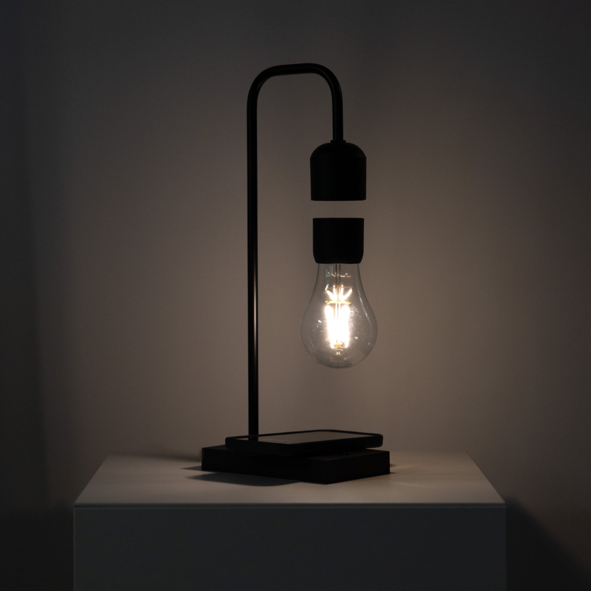 LED bordlampe med trådløs opladning – minimalistisk design og dæmpbar