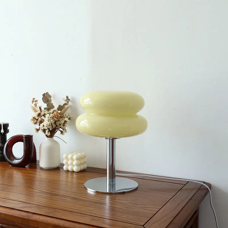 Bordlampe i metal og glas – moderne italiensk design til stue og kontor
