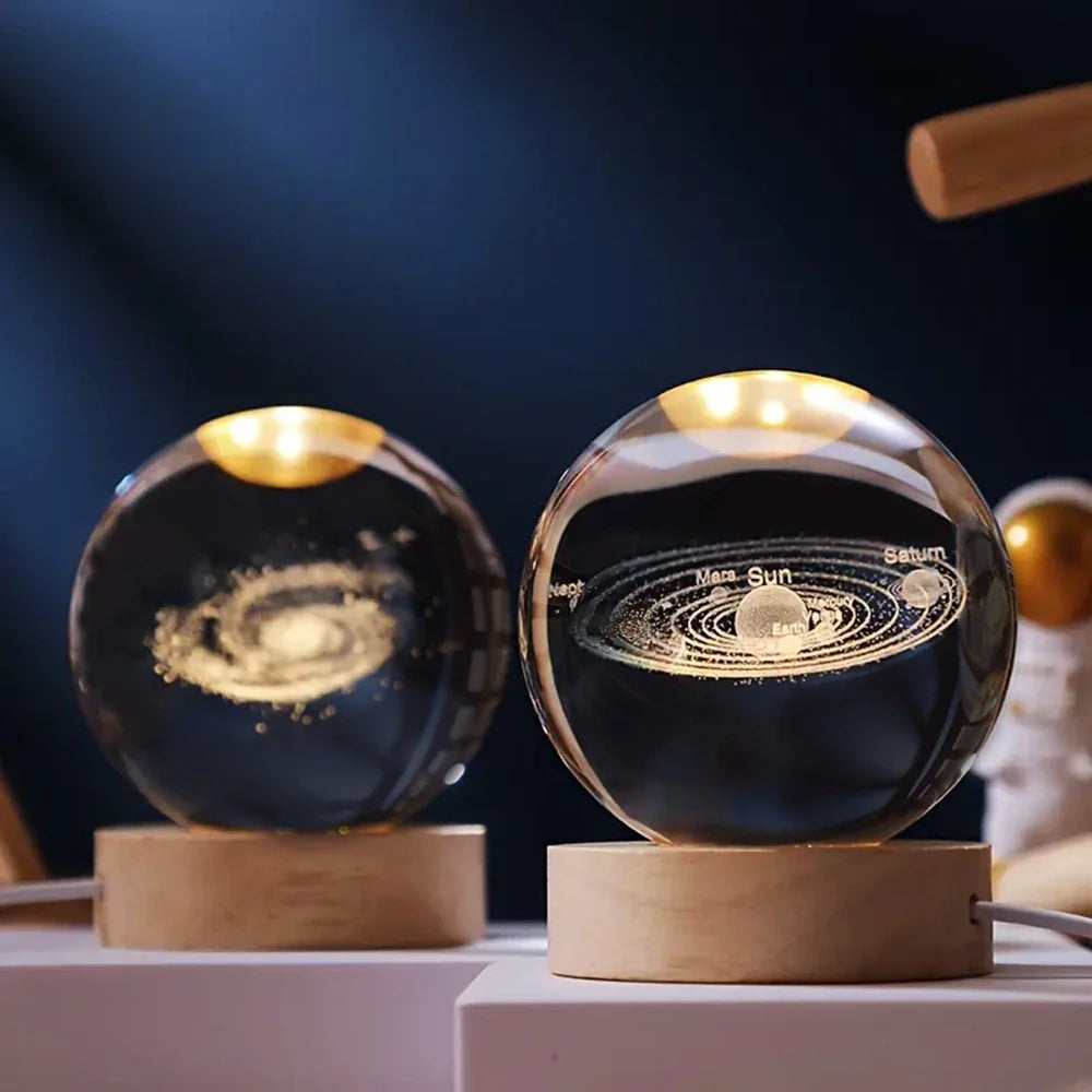 AstroCrystal – 3D Kristallampa med Rymdmotiv för Magisk Belysning