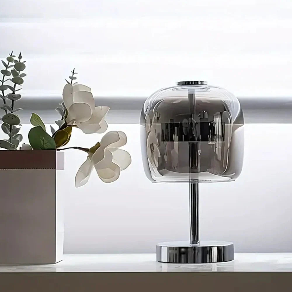 Lumivara – Moderne Bordlampe med Dæmpbart Lys og USB-tilslutning i Jern og Glas