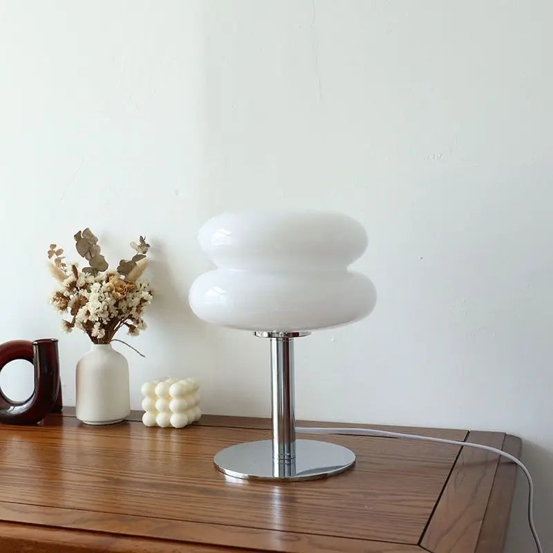 Bordlampe i metal og glas – moderne italiensk design til stue og kontor