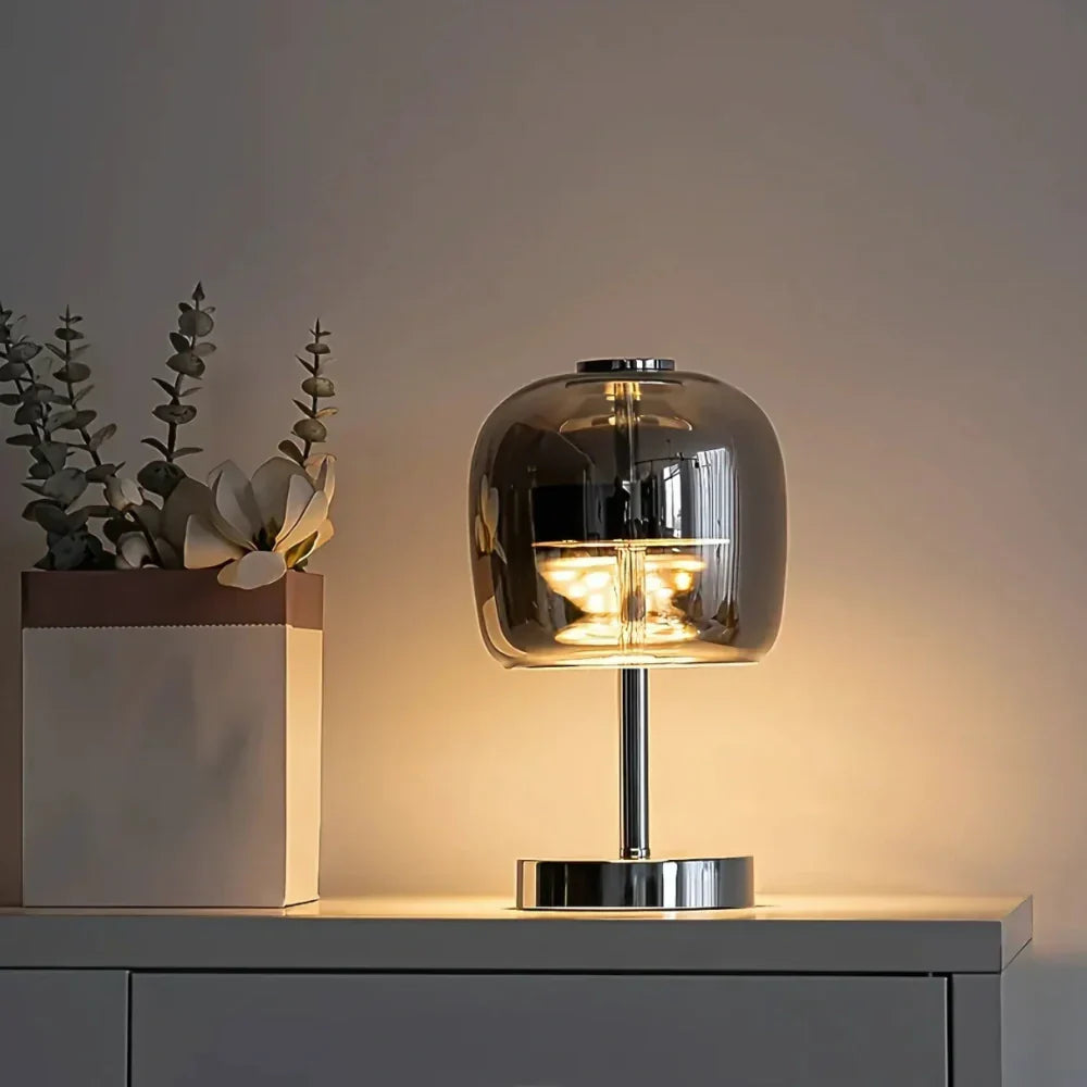 Lumivara – Moderne Bordlampe med Dæmpbart Lys og USB-tilslutning i Jern og Glas