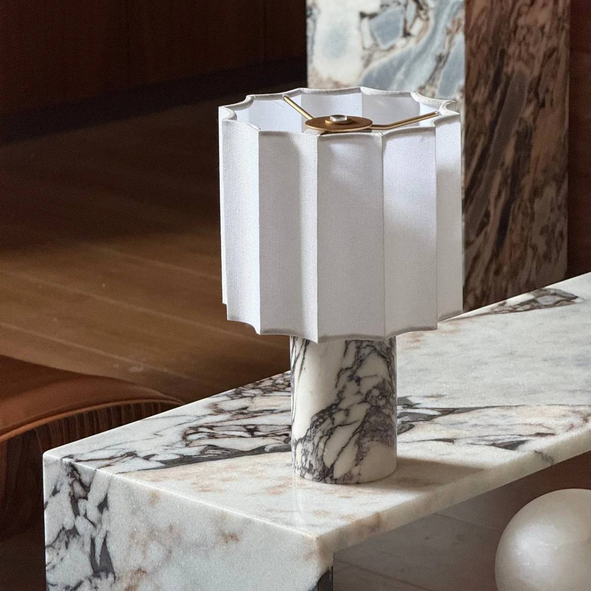 Bordlampe i marmor med LED – elegant lampe med varm belysning