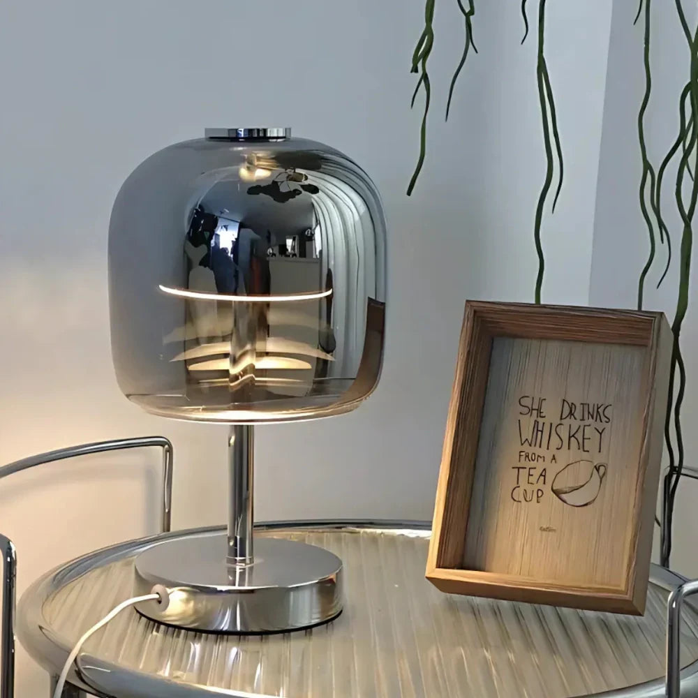 Lumivara – Moderne Bordlampe med Dæmpbart Lys og USB-tilslutning i Jern og Glas
