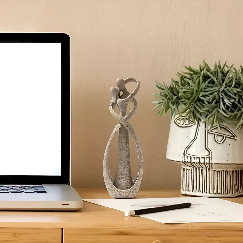 Abstrakt kyssende par skulptur i resin – moderne romantisk dekoration