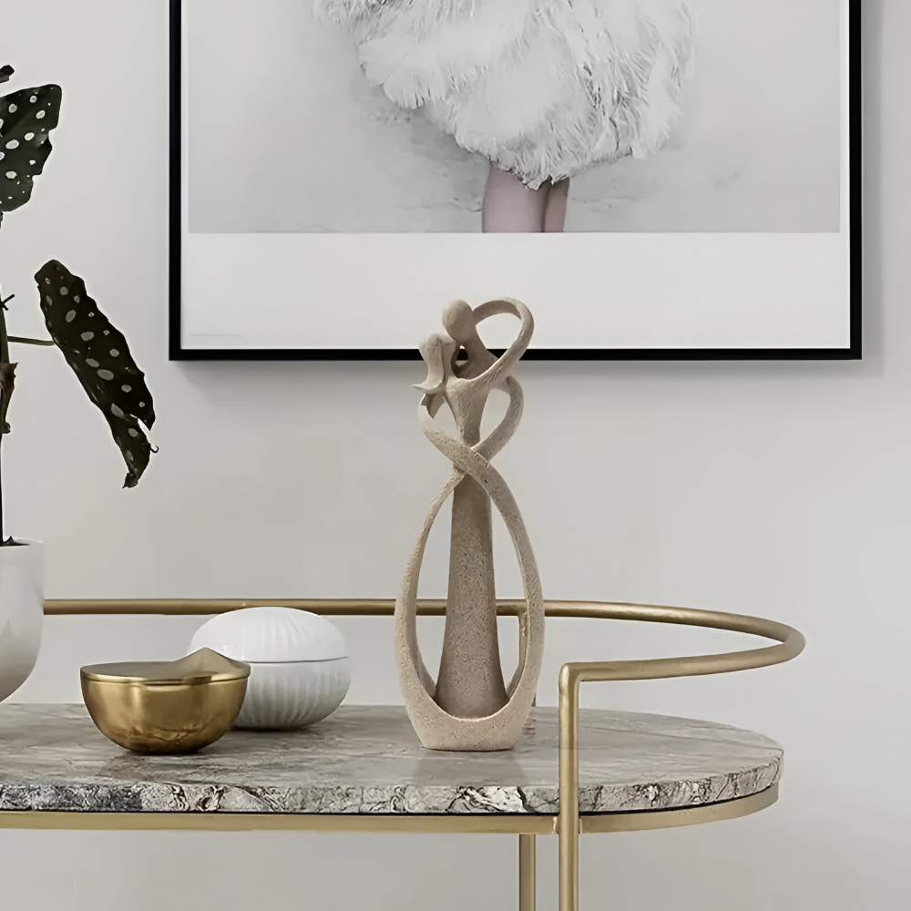 Abstrakt kyssende par skulptur i resin – moderne romantisk dekoration