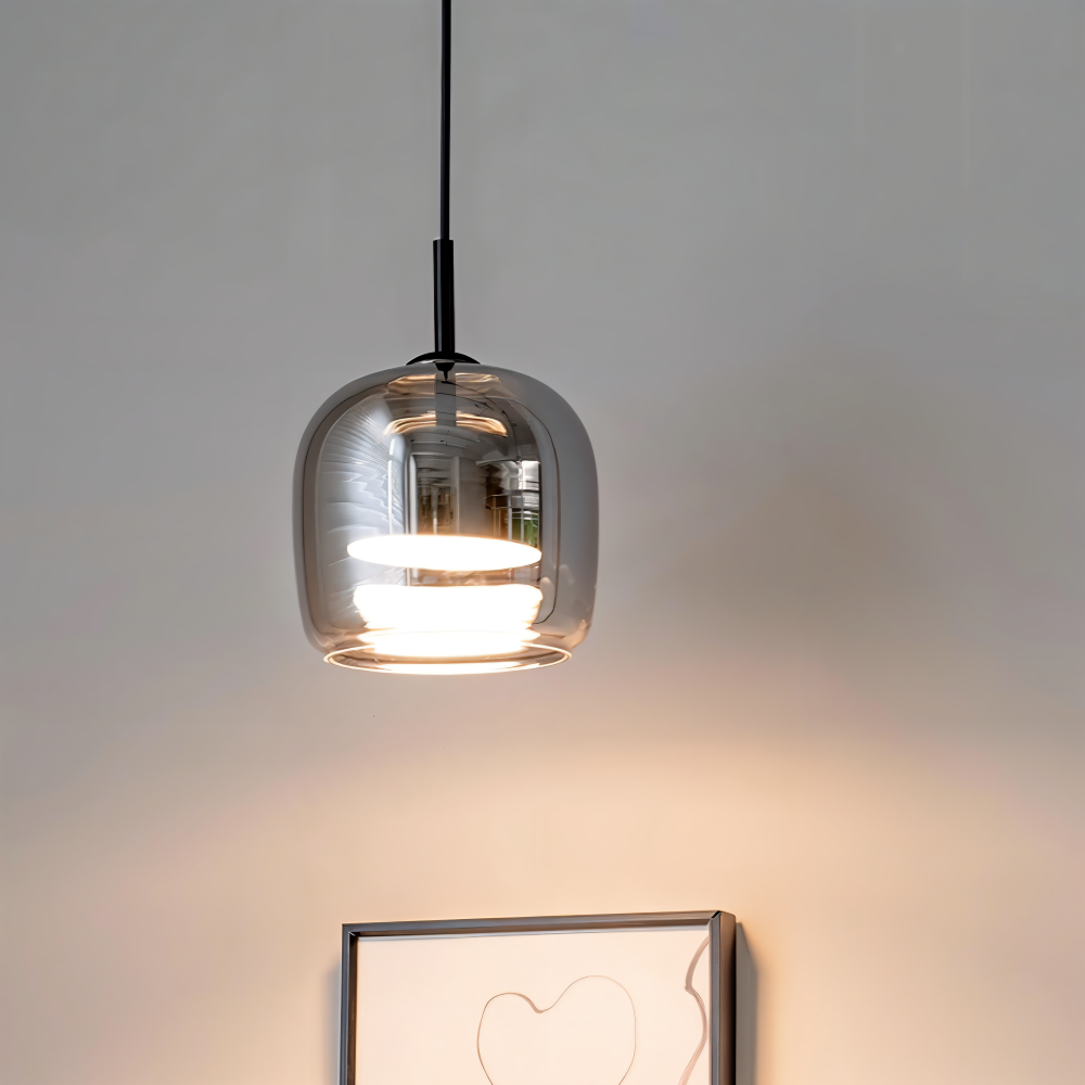 Pendellampe i sortgråt glas – elegant kelchdesign med varmt lys