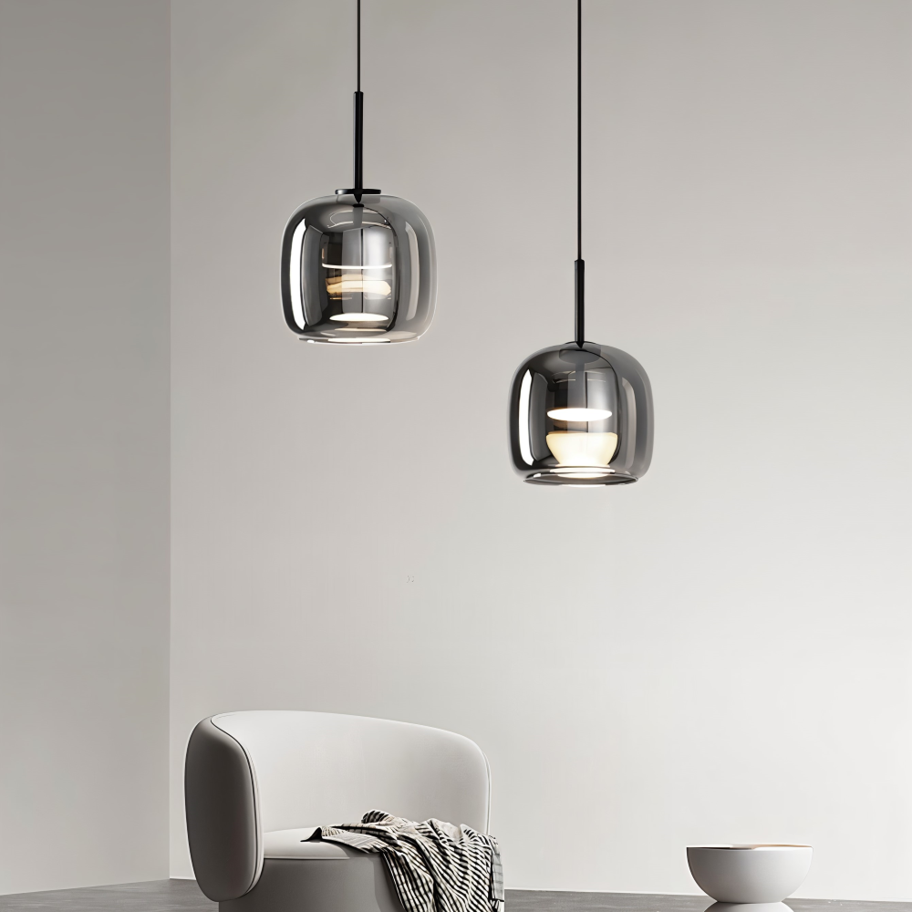 Pendellampe i sortgråt glas – elegant kelchdesign med varmt lys