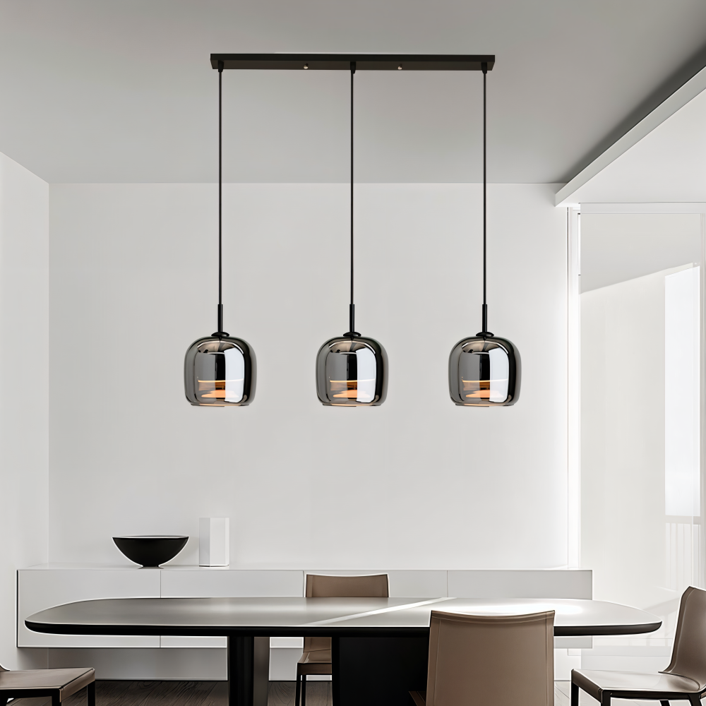 Pendellampe i sortgråt glas – elegant kelchdesign med varmt lys