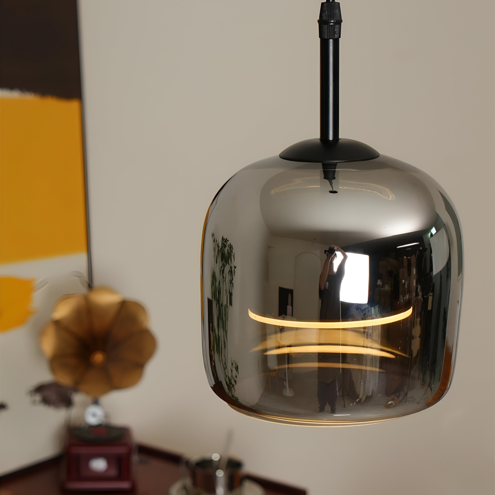 Pendellampe i sortgråt glas – elegant kelchdesign med varmt lys