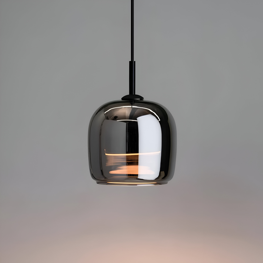 Pendellampe i sortgråt glas – elegant kelchdesign med varmt lys