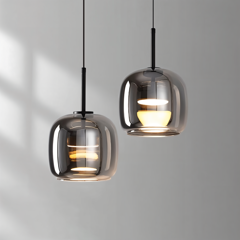 Pendellampe i sortgråt glas – elegant kelchdesign med varmt lys