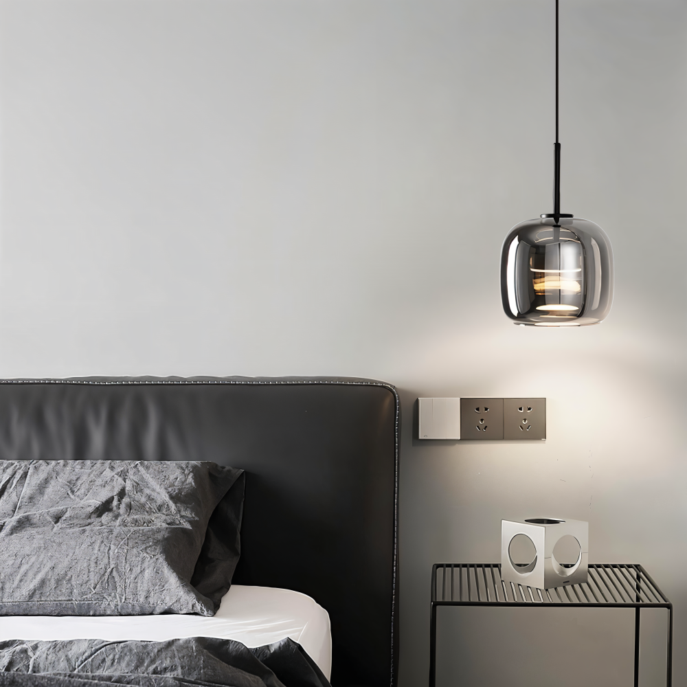 Pendellampe i sortgråt glas – elegant kelchdesign med varmt lys