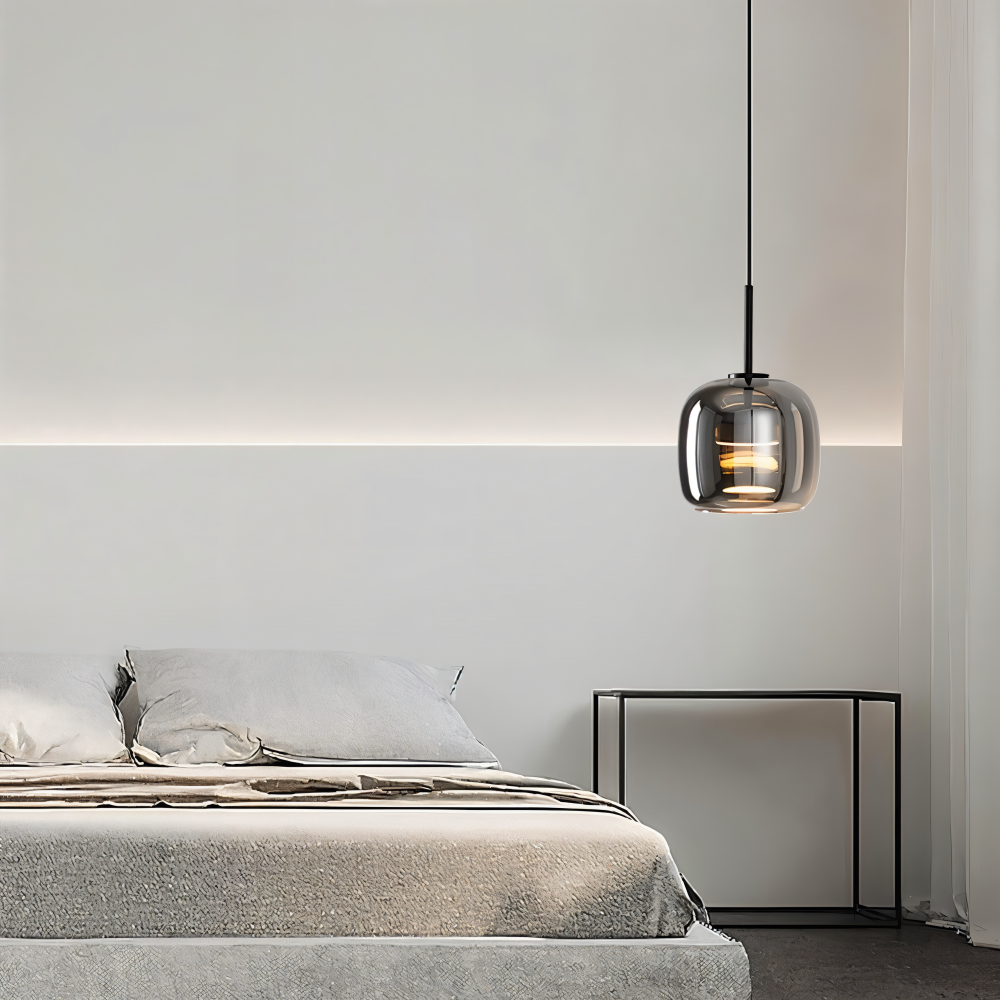 Pendellampe i sortgråt glas – elegant kelchdesign med varmt lys