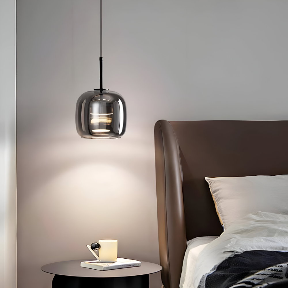 Pendellampe i sortgråt glas – elegant kelchdesign med varmt lys