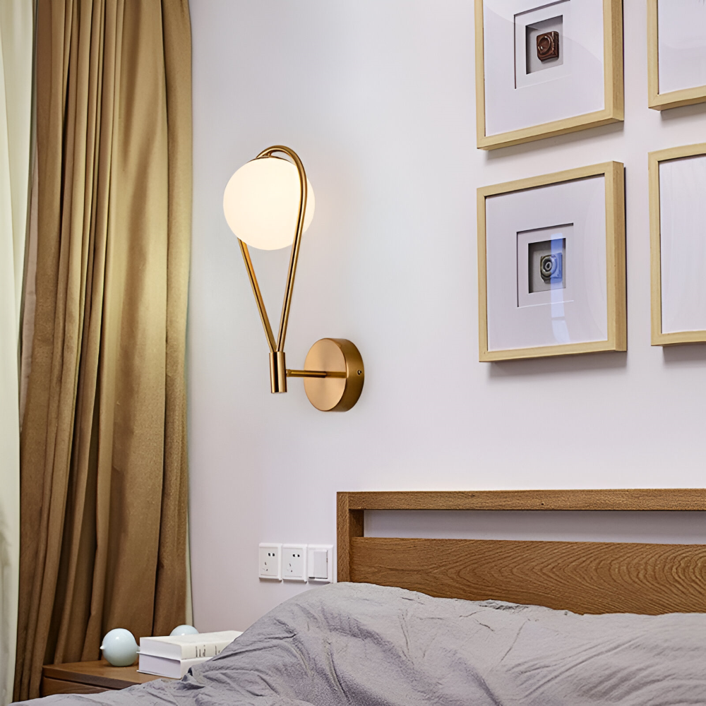Lumeira Væglampe – Dråbeformet Glaslampe med Kunstnerisk Metalramme
