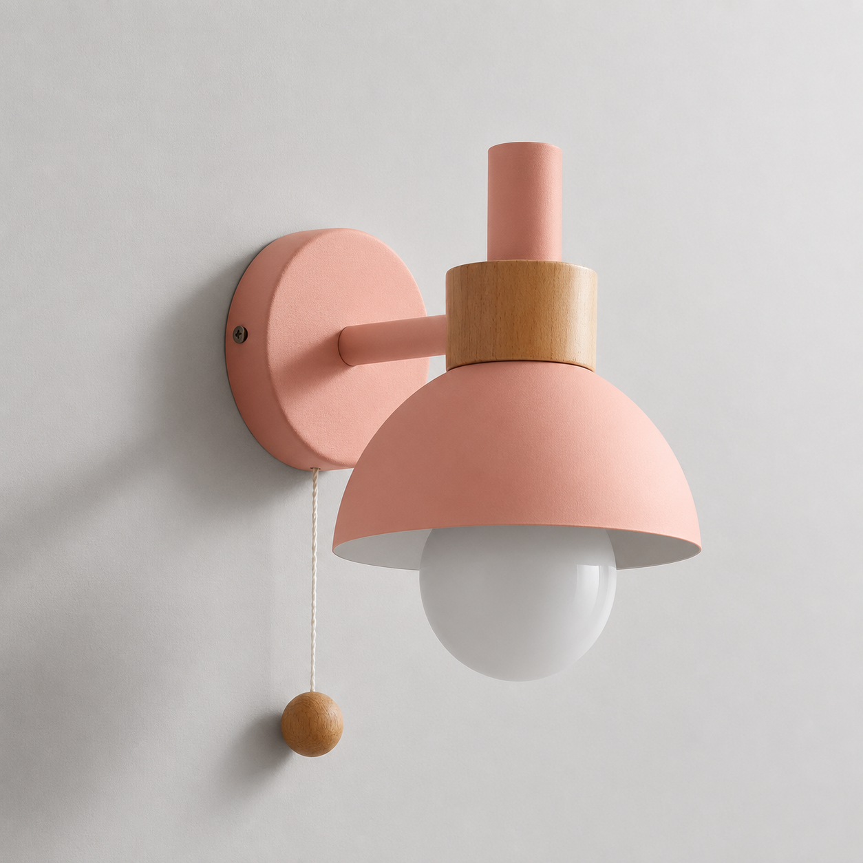 Væglampe i træ og metal – pastel design med træksnor