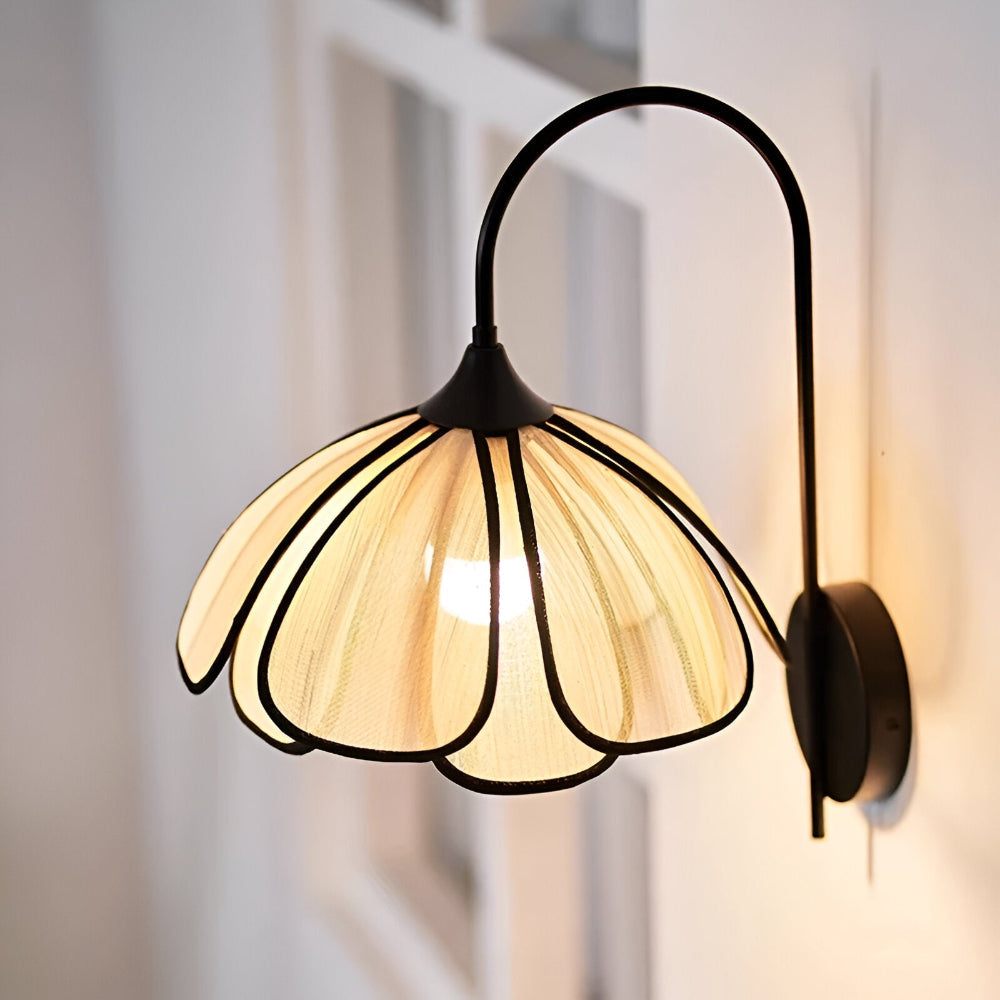 Væglampe i sort og rattan – blomsterdesign i Wabi-Sabi stil