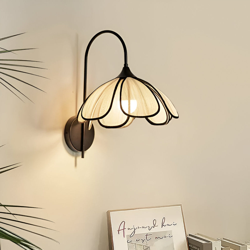 Væglampe i sort og rattan – blomsterdesign i Wabi-Sabi stil