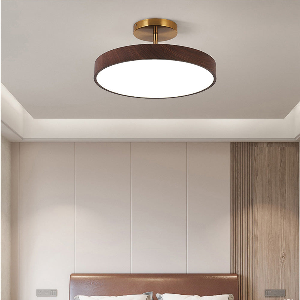 Fjell – Skandinavisk Loftlampe med Trælook & Guldfarvet Ramme
