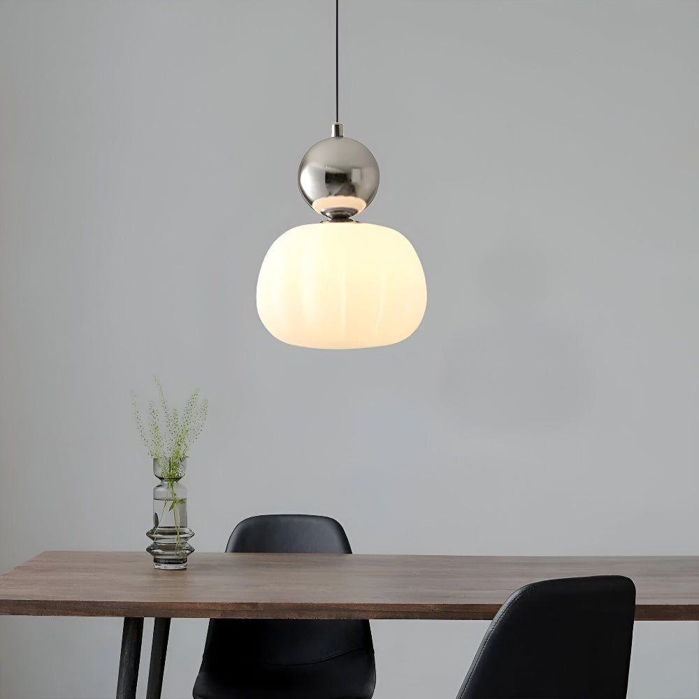 Crémura – Klassisk Art Deco pendellampa i crème og metal