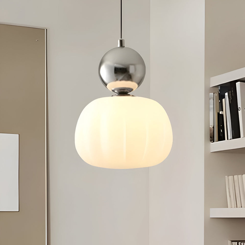 Crémura – Klassisk Art Deco pendellampa i crème og metal