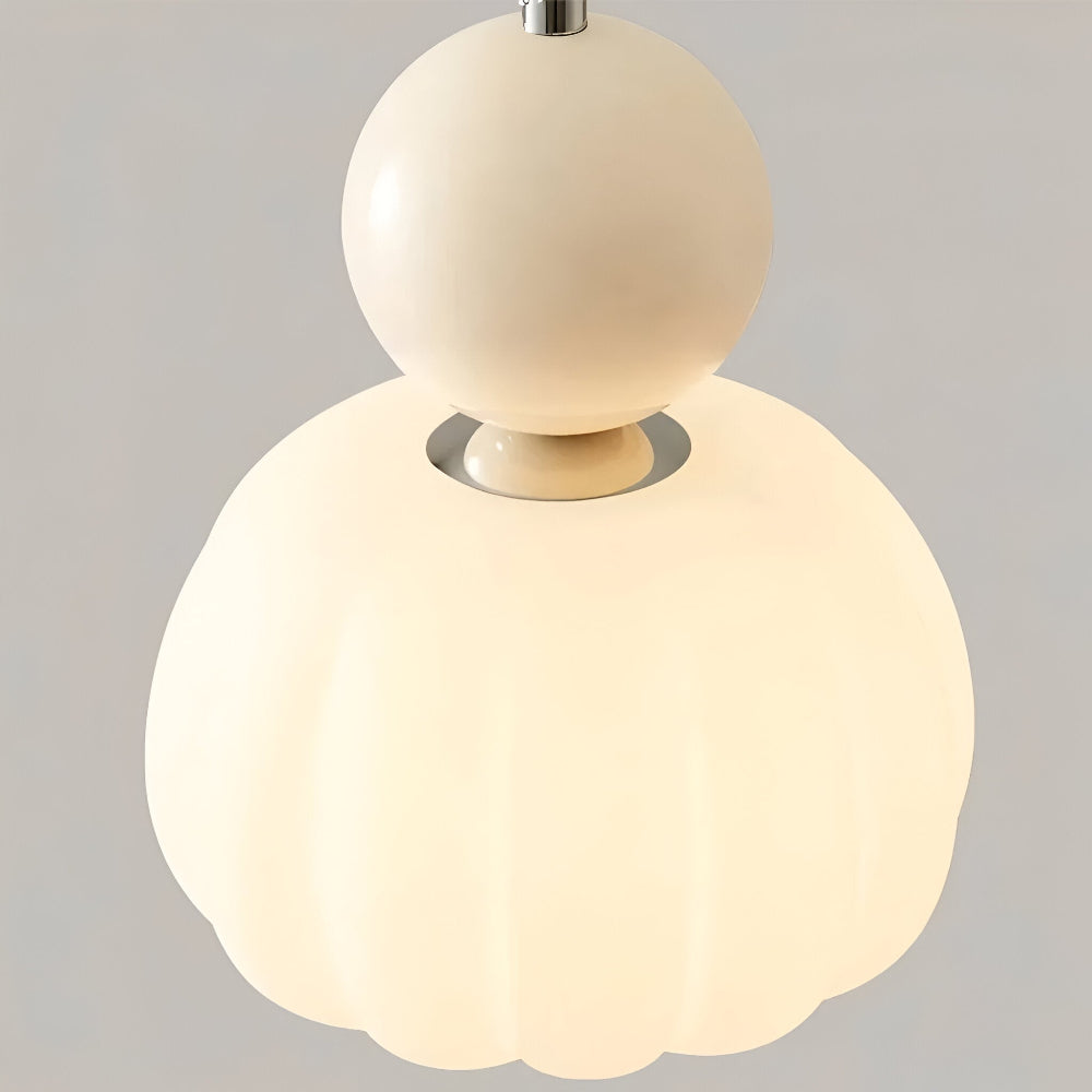 Crémura – Klassisk Art Deco pendellampa i crème og metal