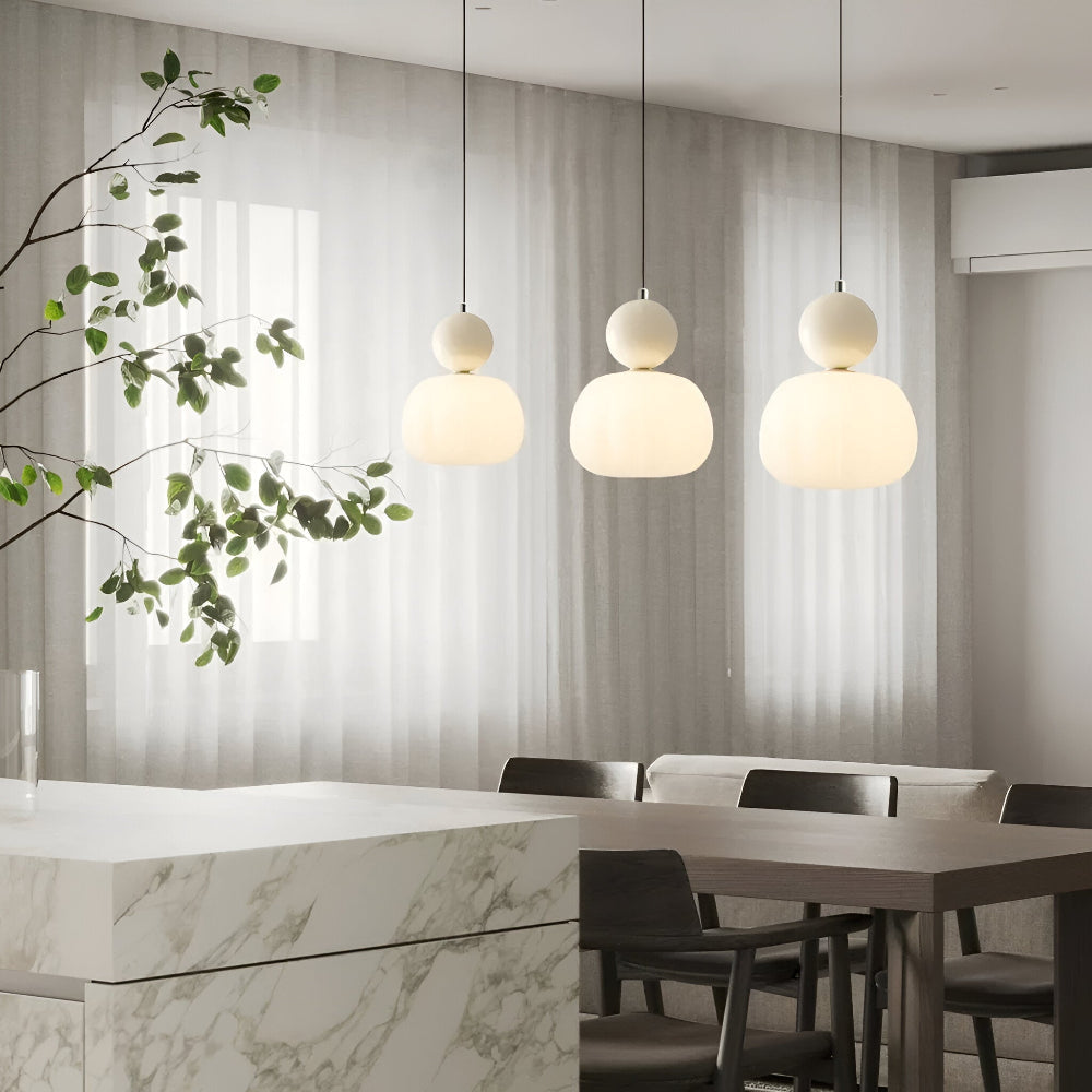 Crémura – Klassisk Art Deco pendellampa i crème og metal