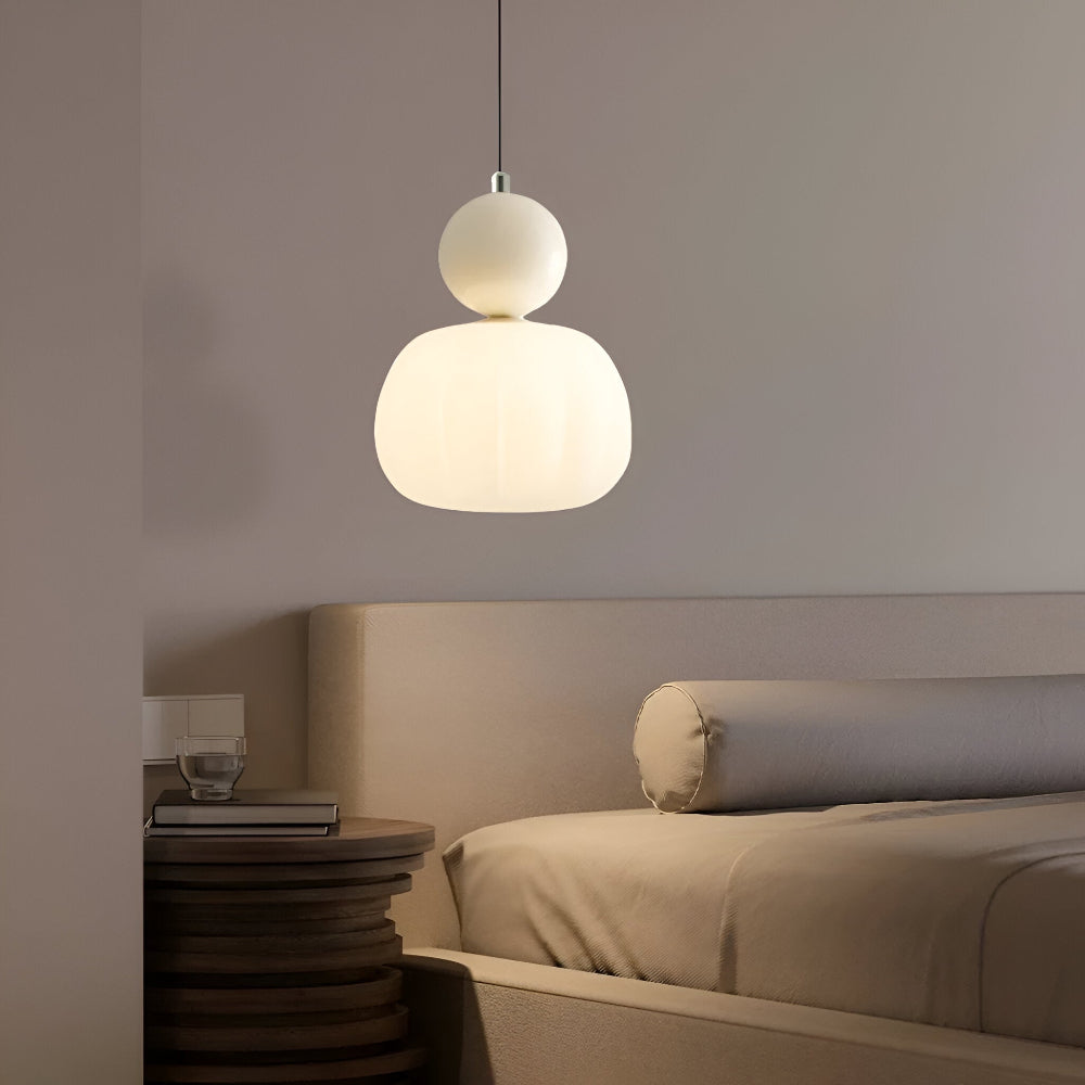 Crémura – Klassisk Art Deco pendellampa i crème og metal