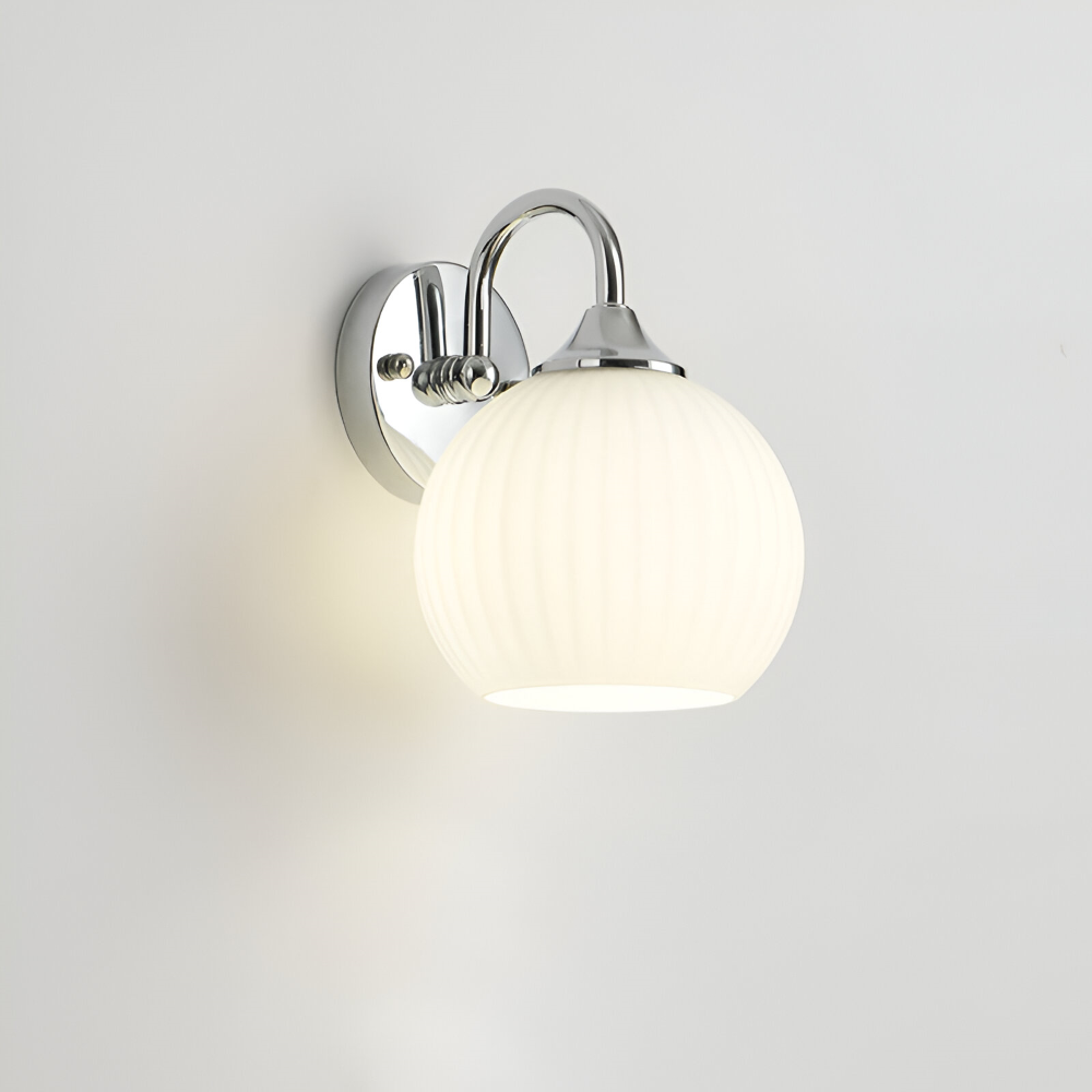 Rillet glas væglampe i kugledesign – moderne væglampe