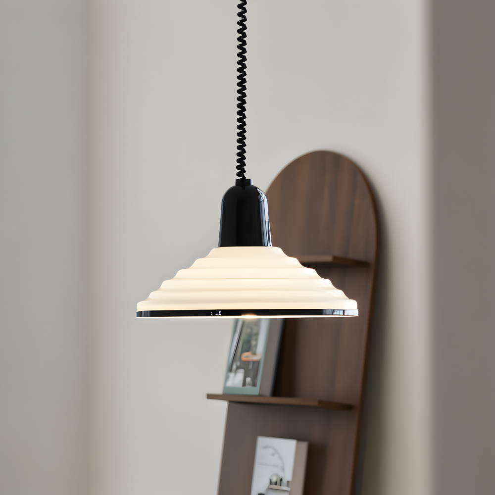 CrèmeLune Loftlampe – Moderne Cremefarvet Pendellampe med Sort Spiralkabel