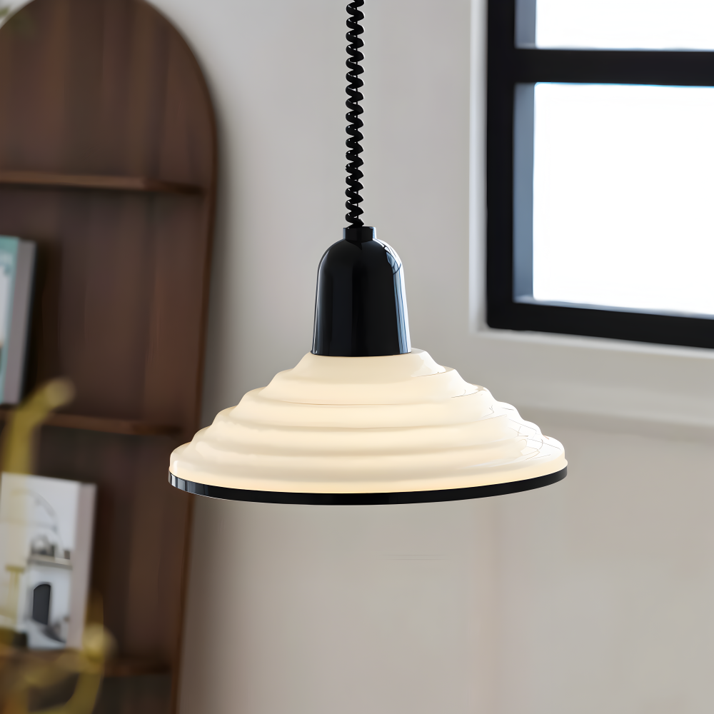 CrèmeLune Loftlampe – Moderne Cremefarvet Pendellampe med Sort Spiralkabel