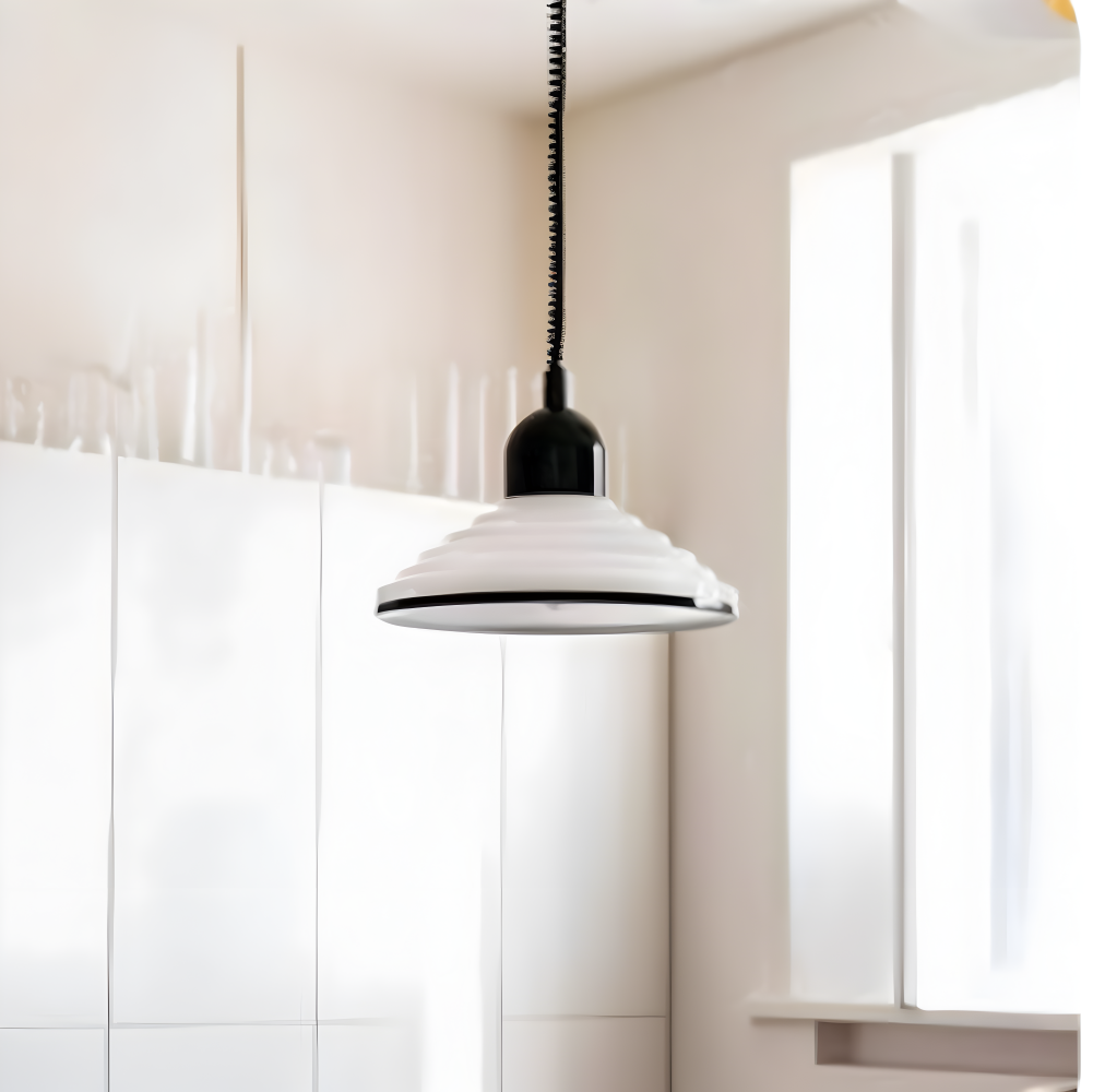 CrèmeLune Loftlampe – Moderne Cremefarvet Pendellampe med Sort Spiralkabel