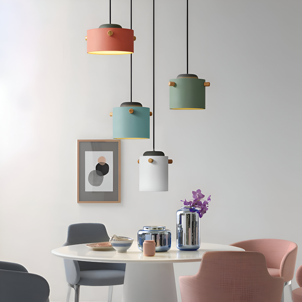 Pendellampe i træ og metal – skandinavisk design med farver