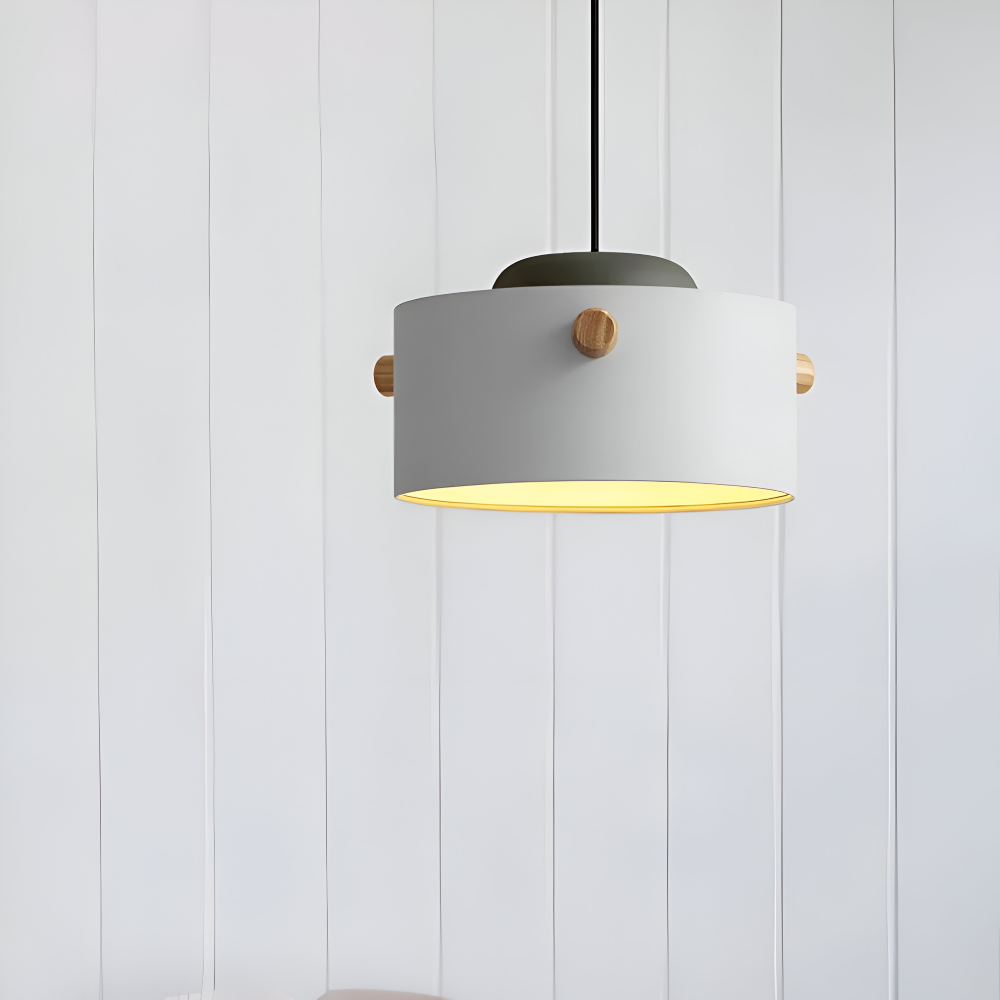 Pendellampe i træ og metal – skandinavisk design med farver