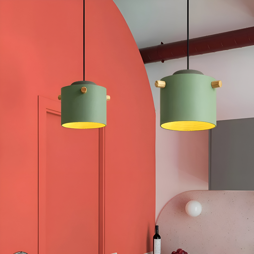 Pendellampe i træ og metal – skandinavisk design med farver