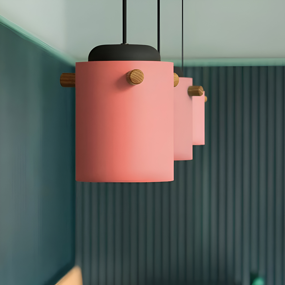 Pendellampe i træ og metal – skandinavisk design med farver