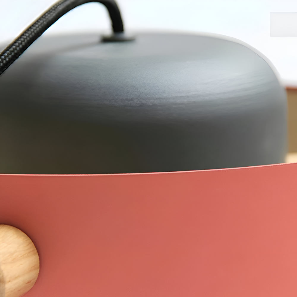 Pendellampe i træ og metal – skandinavisk design med farver