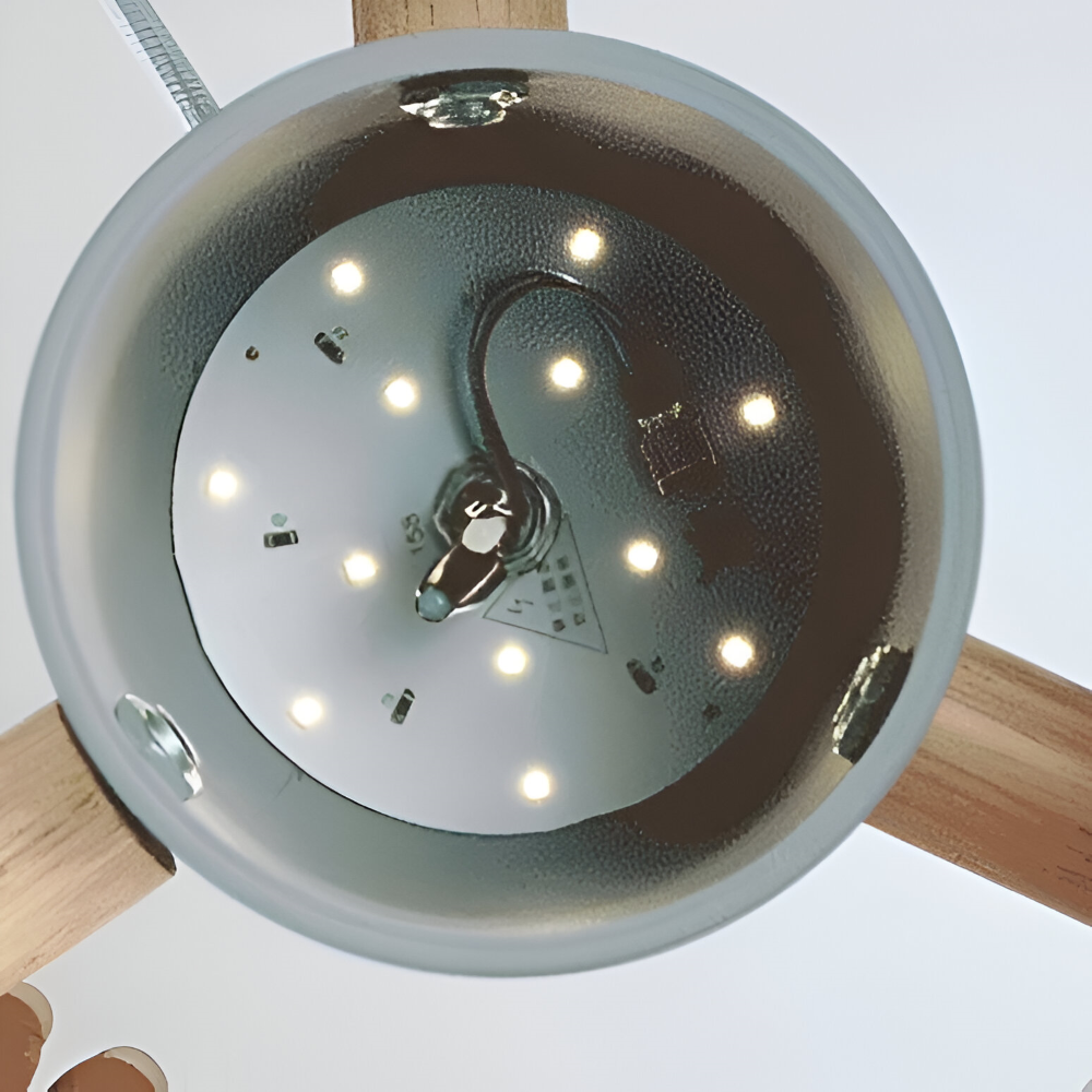 Pendellampe i træ og metal – skandinavisk design med farver