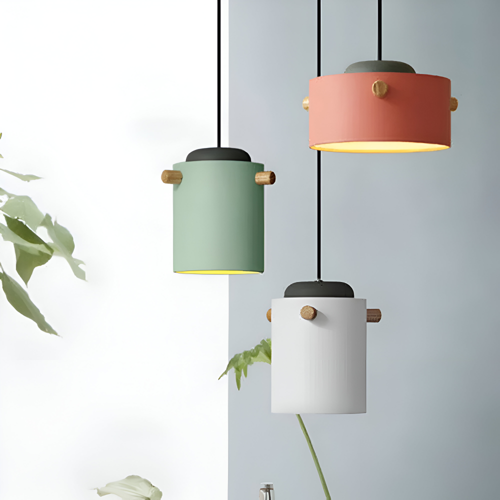Pendellampe i træ og metal – skandinavisk design med farver