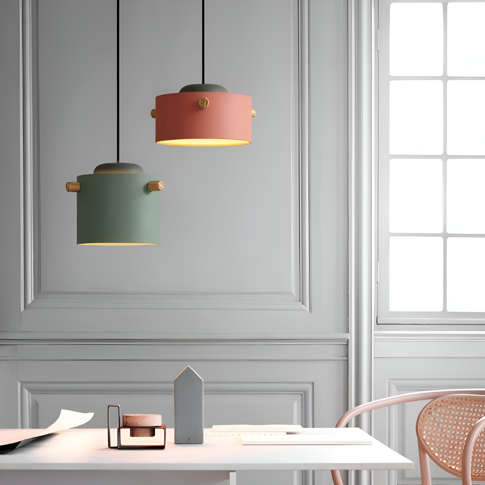 Pendellampe i træ og metal – skandinavisk design med farver