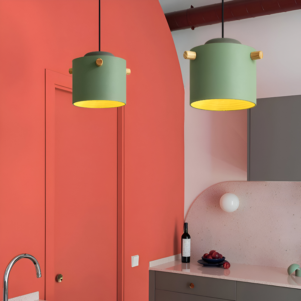 Pendellampe i træ og metal – skandinavisk design med farver