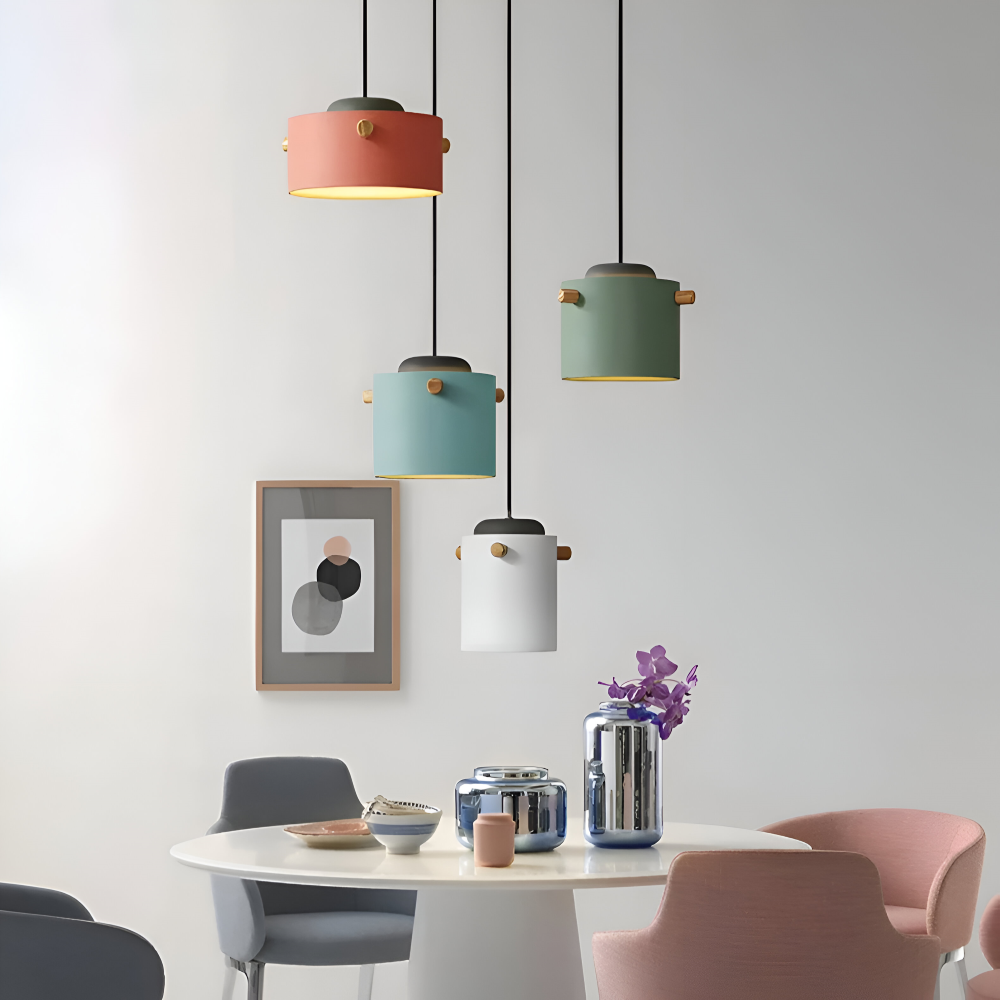 Pendellampe i træ og metal – skandinavisk design med farver