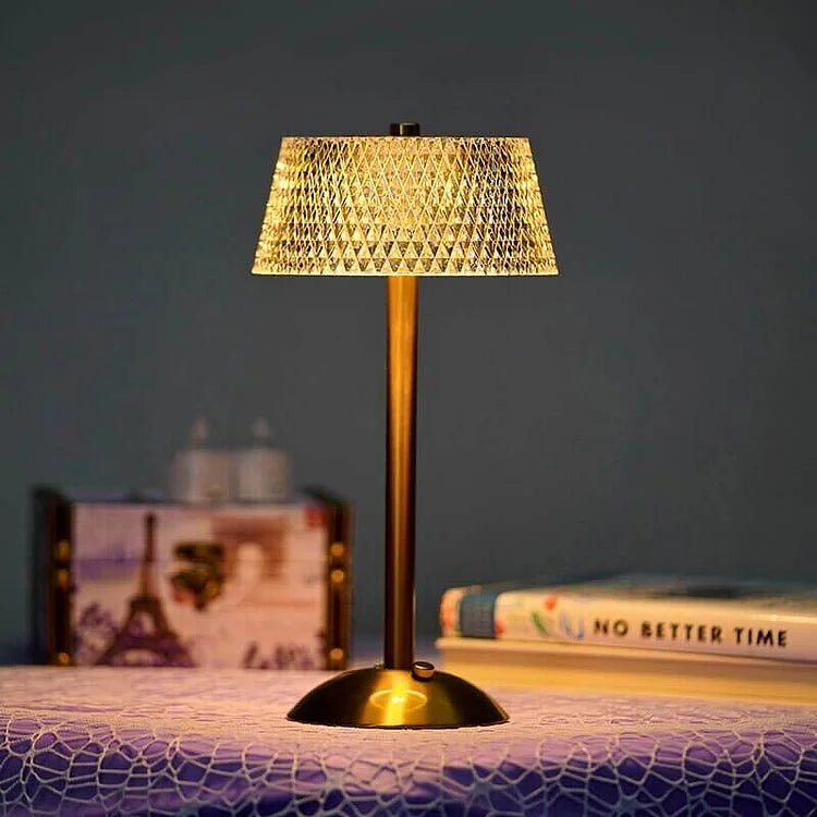 Trådløs bordlampe i krystal og metal – elegant LED lampe