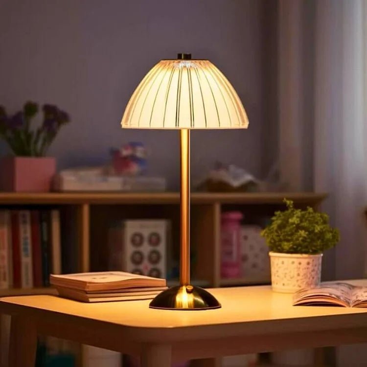Trådløs bordlampe i krystal og metal – elegant LED lampe