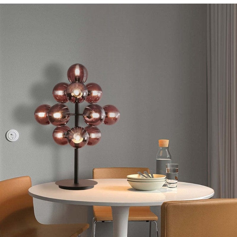 Bordlampe i metal og glas – elegant design med drueformet skærm