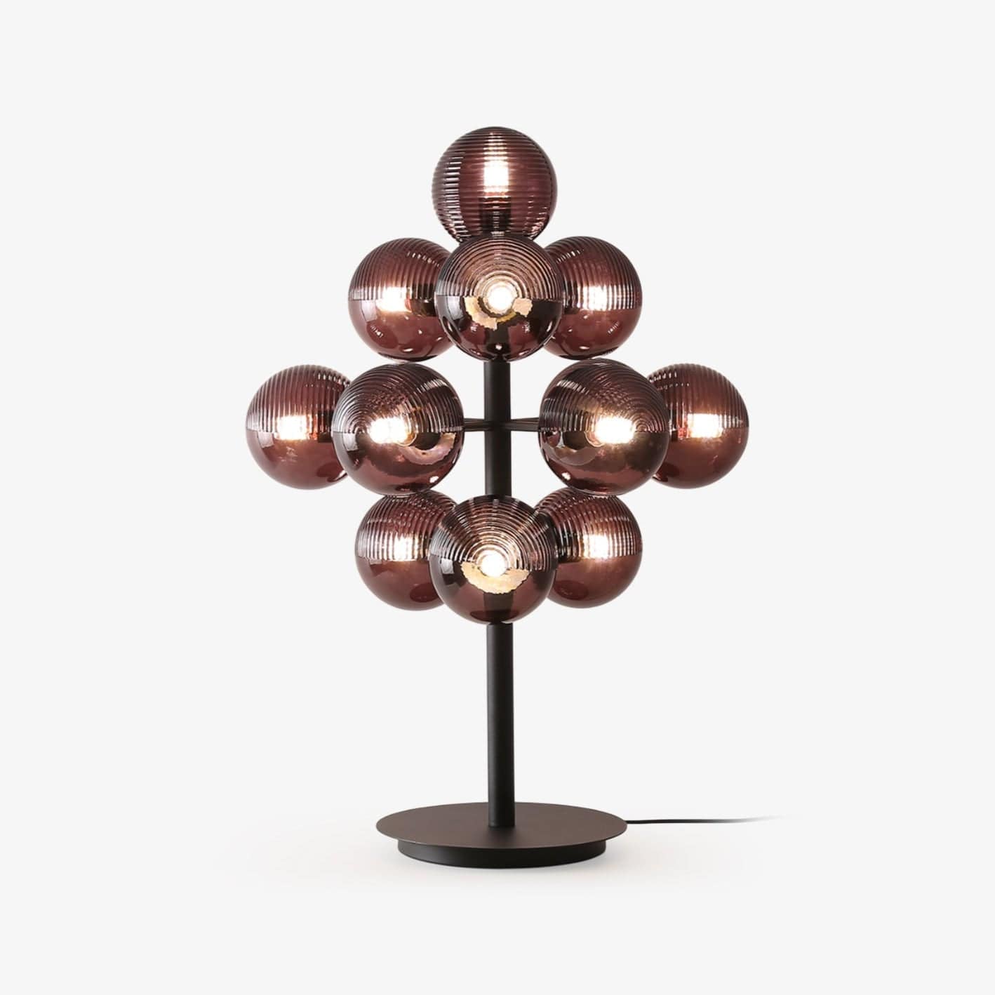 Bordlampe i metal og glas – elegant design med drueformet skærm
