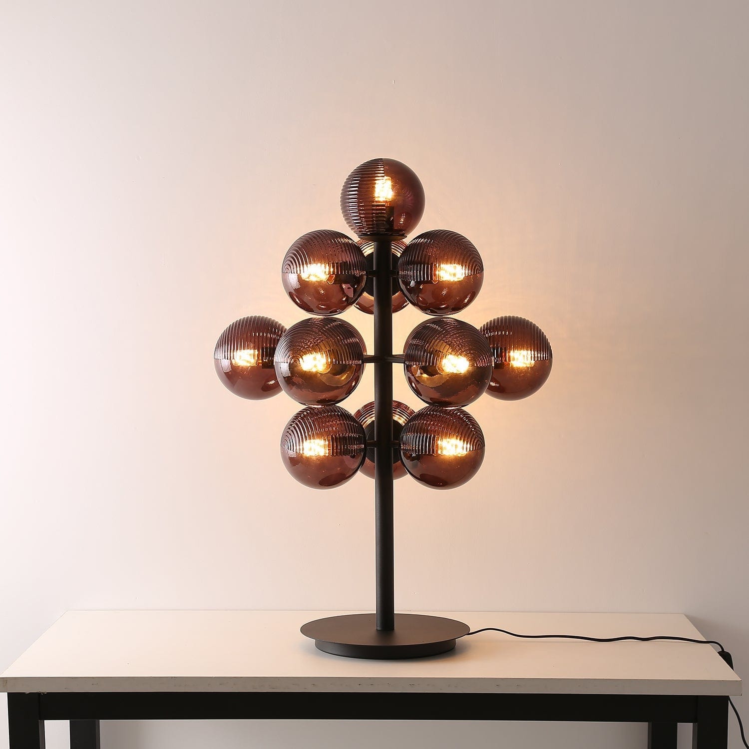 Bordlampe i metal og glas – elegant design med drueformet skærm