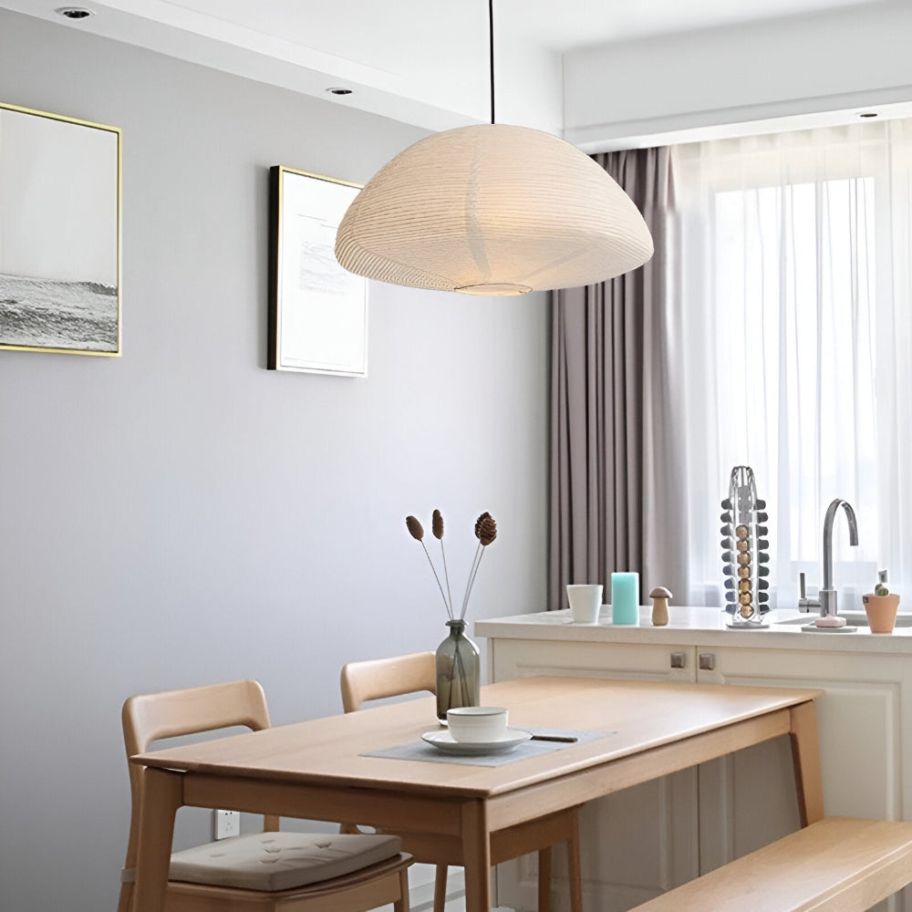 Moderne pendel lampe i metal og rispapir til spisebord